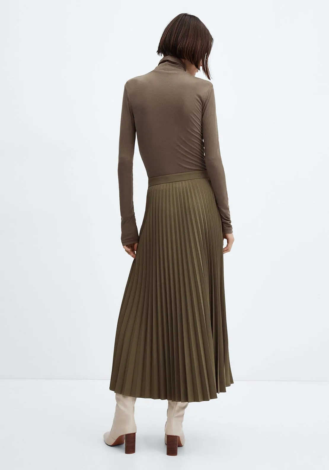 Pleated long skirt