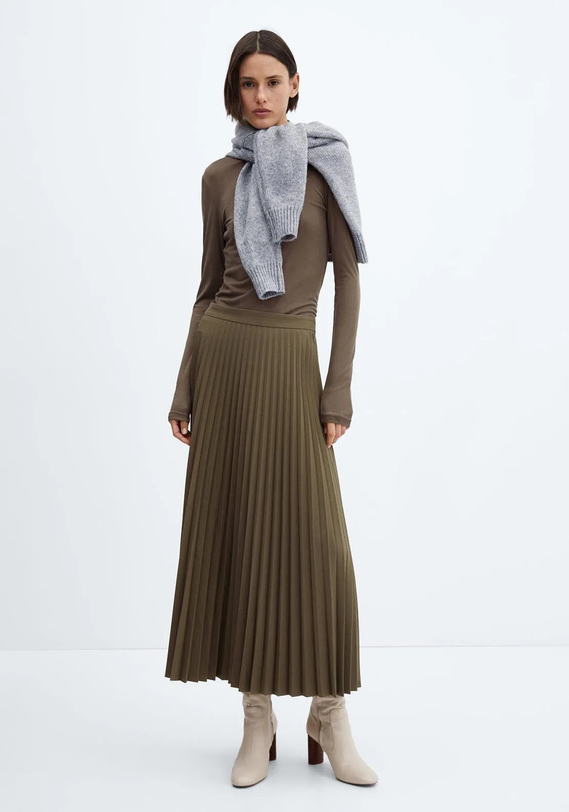 Pleated long skirt